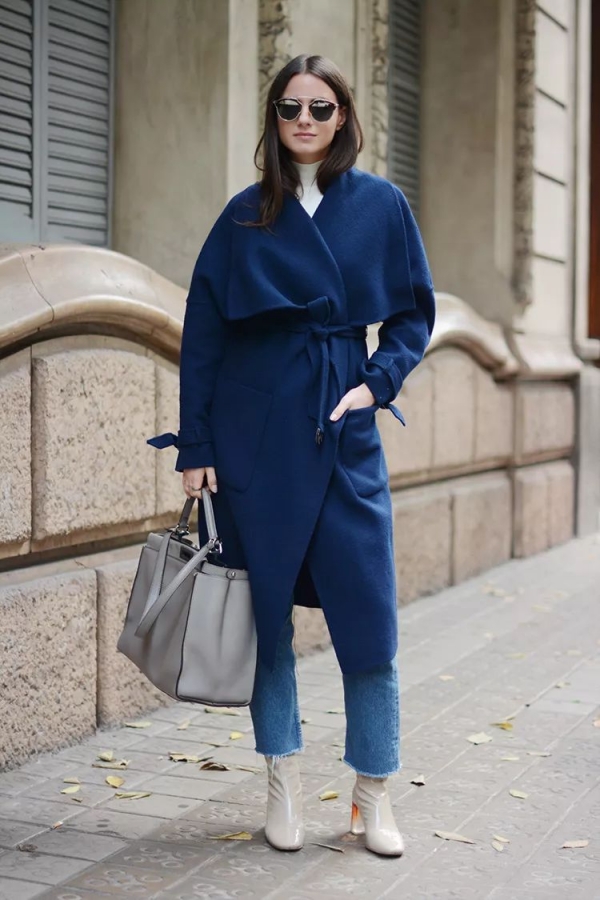 藏蓝色大衣配什么颜色裤子好看 冬天藏蓝色大衣可以这样穿