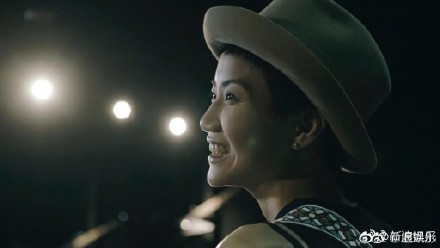 女歌手卢凯彤为何坠楼身亡是自杀吗生前经历,太太余静萍资料照片