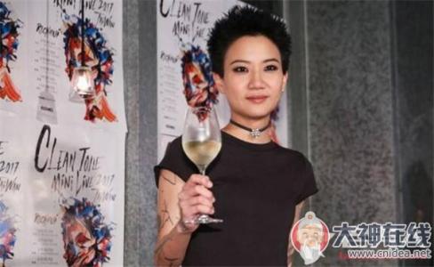 女歌手卢凯彤为何坠楼身亡是自杀吗生前经历,太太余静萍资料照片