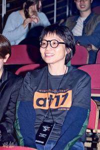 女歌手卢凯彤为何坠楼身亡是自杀吗生前经历,太太余静萍资料照片