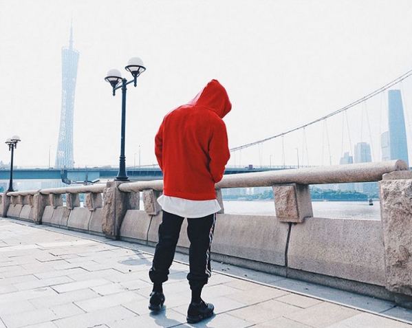 红色卫衣配什么裤子好看搭配图男 红色卫衣这样搭配时尚有型
