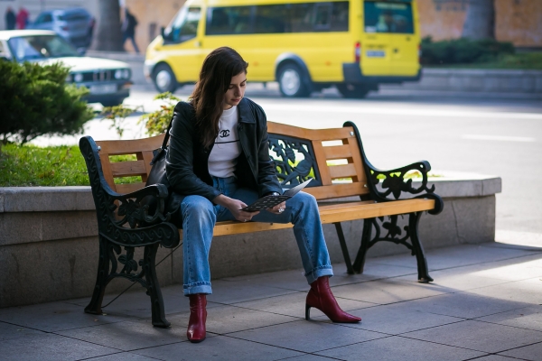 红色鞋子搭配全身图片女怎么搭配衣裤 用红色为秋冬穿搭增色