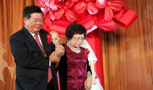 曹德旺没抛弃妻子吗图片 曹德旺妻子陈凤英年轻照片