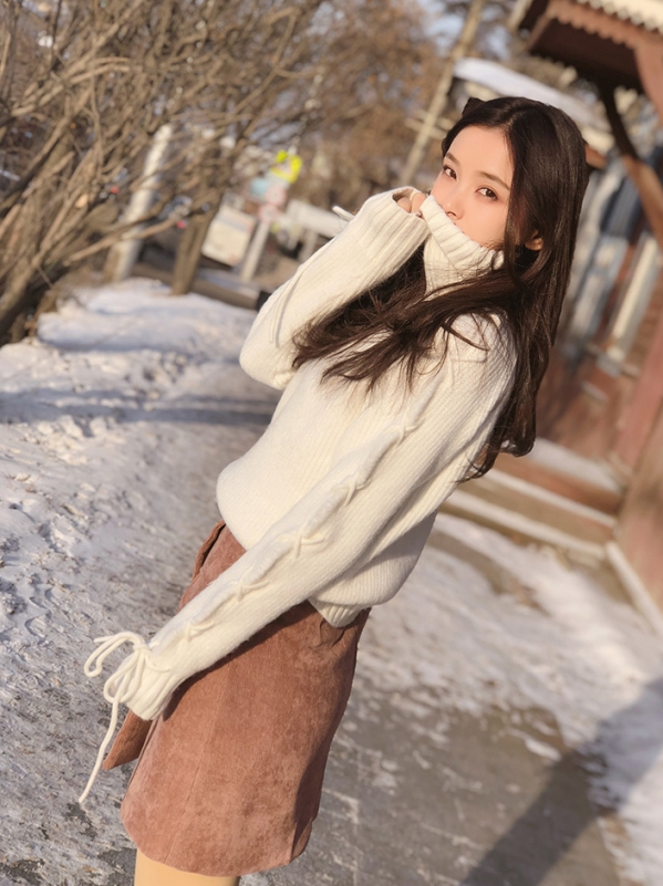 米白色毛衣配什么裤子好看 米白色毛衣打造清新甜美风