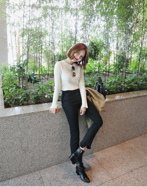 米白色毛衣配什么裤子好看 米白色毛衣打造清新甜美风