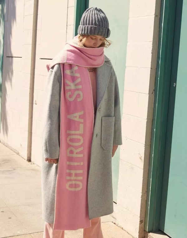 粉色围巾搭配什么颜色衣服好看 谁还不是软萌少女了