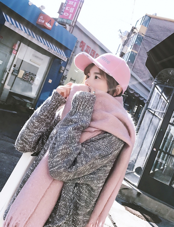 粉色围巾搭配什么颜色衣服好看 谁还不是软萌少女了