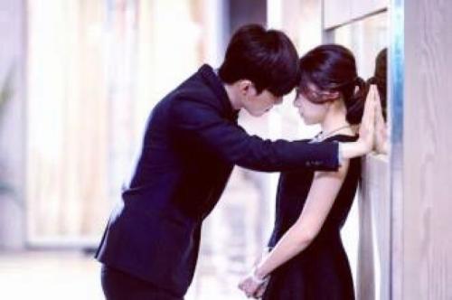 男生壁咚女生表示什么是什么意思?男生壁咚强吻女生的技巧步骤