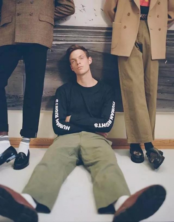 军绿色裤子配什么颜色的鞋子好看图片 会穿军绿色才会更潮