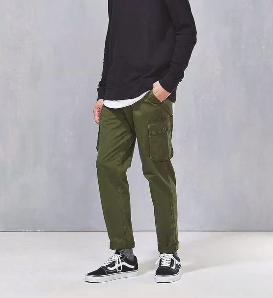 军绿色裤子配什么颜色的鞋子好看图片 会穿军绿色才会更潮