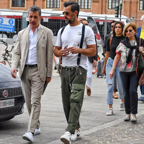 军绿色裤子配什么颜色的鞋子好看图片 会穿军绿色才会更潮