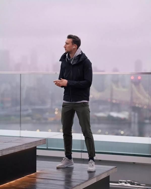 军绿色裤子配什么颜色的鞋子好看图片 会穿军绿色才会更潮