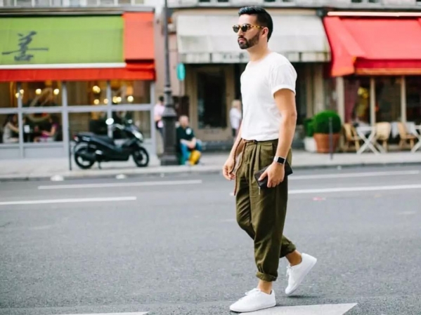 军绿色裤子配什么颜色的鞋子好看图片 会穿军绿色才会更潮