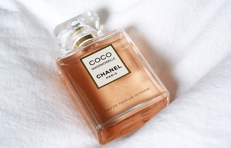 香水怎么喷效果最好喷在哪里最合适 如何正确喷洒香水