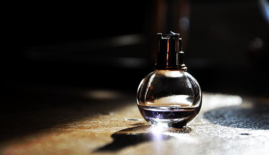 香水怎么喷效果最好喷在哪里最合适 如何正确喷洒香水