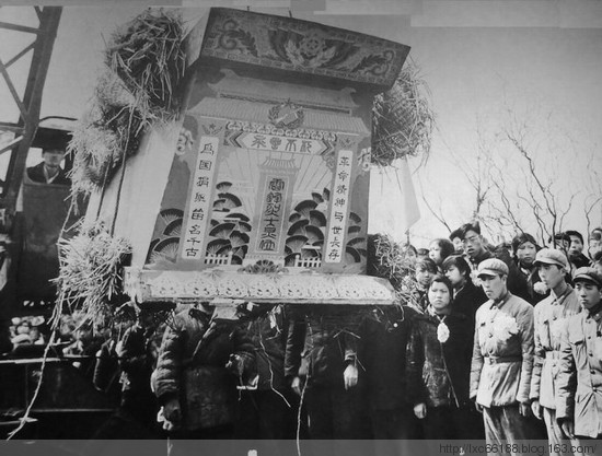 雷锋牺牲真相追悼会现场图生平好人好事全记录