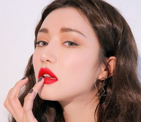 哑光口红应该怎么涂直接涂可以吗 如何涂哑光口红不显干