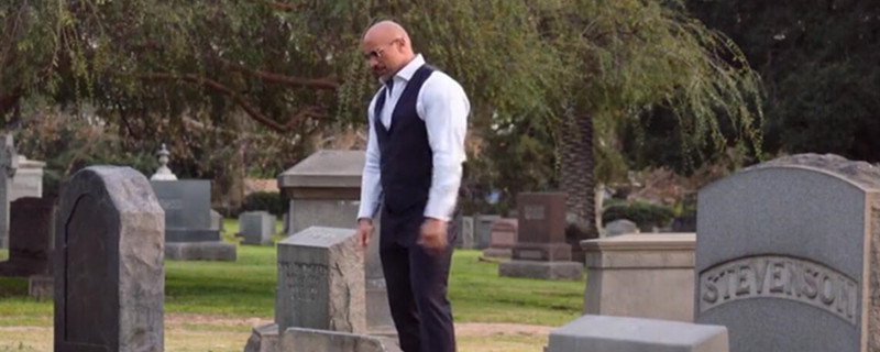 巨石强森踢墓碑那是什么电影