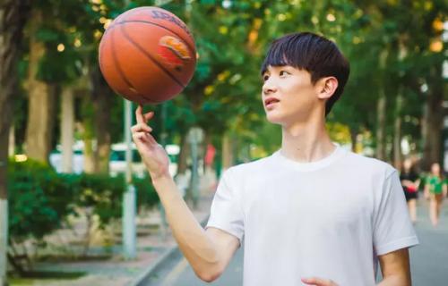白敬亭为什么那么多剧不播被压?白敬亭一线艺人吗为什么这么有钱